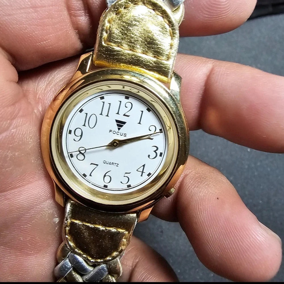 Focus 5022 Ladies Quartz Fashion Watch Gold Tone White Dial Working NWOT - Picture 4 of 8
